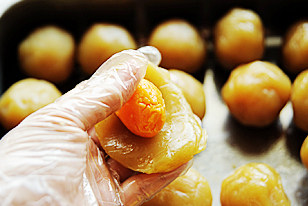 7、白莲蛋黄月饼,蛋黄加白莲蓉共50g，用白莲馅包住咸蛋黄；