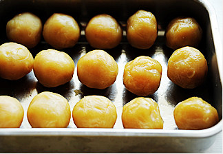 8、白莲蛋黄月饼,将月饼馅滚圆待用，方便后面包。