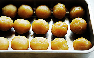 10、白莲蛋黄月饼,一个面剂一个馅，对应起来；