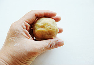 12、白莲蛋黄月饼,再将露馅的地方，用比较厚的部位的面皮，推过去遮盖起来。