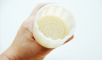 13、白莲蛋黄月饼,月饼模子里撒少许手粉，然后在轻轻磕出多的手粉；