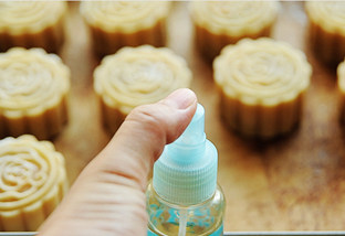 17、白莲蛋黄月饼,烤箱预热200℃，在月饼上方喷雾水，让雾水缓缓的落在月饼表面；