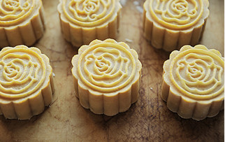 18、白莲蛋黄月饼,烤箱中层烘烤5分钟定型，取出轻轻扫一遍蛋黄与蛋白调和的蛋液，室温下晾5分钟；