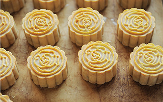 19、白莲蛋黄月饼,再次放入烤箱以200℃烘烤5分钟，再取出轻轻扫一遍蛋液，室温下晾5分钟；