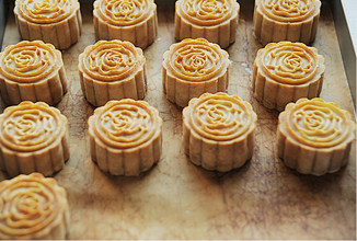 20、白莲蛋黄月饼,再次放入烤箱以200℃烘烤5分钟，取出轻轻扫一遍蛋液，室温下晾5分钟后，再放入烤箱以200℃烘烤5分钟后取出，在烤盘上晾凉，凉后密封回油3天左右即可品尝。