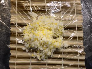 11、肉松寿司,保鲜膜上铺上海苔大小的米饭