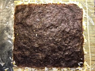 13、肉松寿司,铺上一张海苔