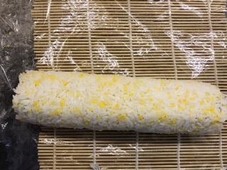 17、肉松寿司,卷好后在多捏几下定型以防松开，卷好后打开保鲜膜