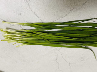 2、韭菜炒豆芽,韭菜一把