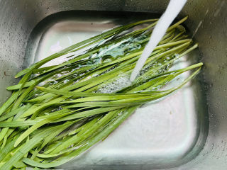 3、韭菜炒豆芽,清洗干净