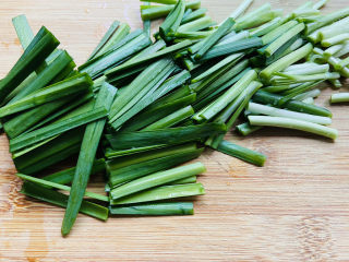 4、韭菜炒豆芽,切小段