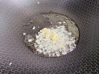 7、韭菜炒豆芽,起油锅放入蒜蓉爆香