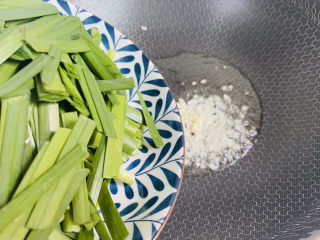 8、韭菜炒豆芽,倒入韭菜