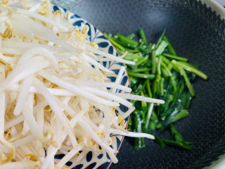 10、韭菜炒豆芽,倒入绿豆芽