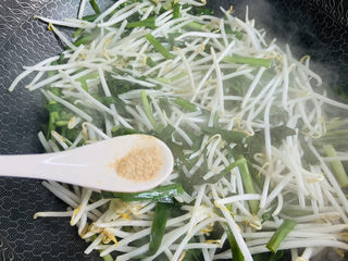 12、韭菜炒豆芽,加入白胡椒粉