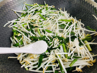 13、韭菜炒豆芽,加入适量盐