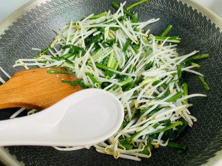 14、韭菜炒豆芽,烹入白醋翻炒均匀