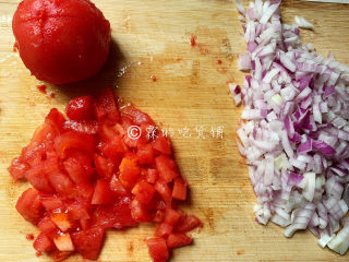 5、冬至美食 培根蘑菇披萨,随后，把洋葱和西红柿都切成小丁。