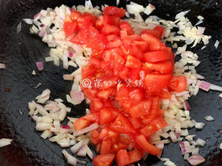 7、冬至美食 培根蘑菇披萨,再把番茄丁放入一起煸炒，可以一边炒，一边用锅铲把番茄捣捣烂。