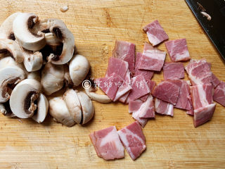 12、冬至美食 培根蘑菇披萨,把蘑菇切片，培根改刀切小。
