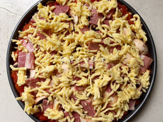 16、冬至美食 培根蘑菇披萨,最后，再多多的撒上马苏里拉，烤箱预热后，200度，25分钟左右（具体的时间、温度，请根据自家烤箱灵活设定。）