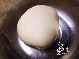 2、冬至美食 打卤面（香菇肉末卤）,揉成面团（开始会有点粗糙，几分钟后再揉一下就光滑了），醒面1小时
