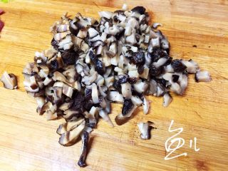 3、冬至美食 打卤面（香菇肉末卤）,泡发后的香菇切碎