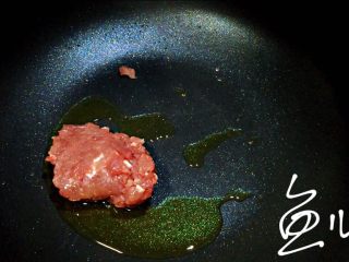 7、冬至美食 打卤面（香菇肉末卤）,猪肉丁放入油锅，翻炒片刻