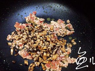 8、冬至美食 打卤面（香菇肉末卤）,放入香菇碎炒匀