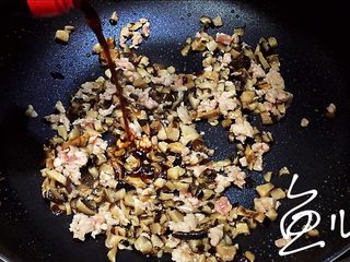 9、冬至美食 打卤面（香菇肉末卤）,放入生抽