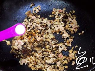 11、冬至美食 打卤面（香菇肉末卤）,放盐炒匀