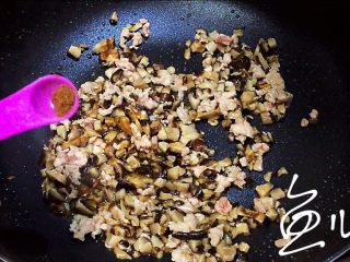 10、冬至美食 打卤面（香菇肉末卤）,放入五香粉