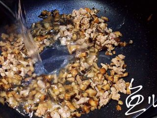 12、冬至美食 打卤面（香菇肉末卤）,倒入两碗清水炖煮