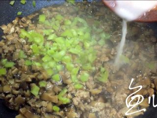 14、冬至美食 打卤面（香菇肉末卤）,放入辣椒碎，再放入淀粉勾芡