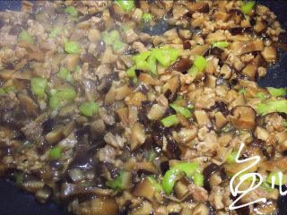 15、冬至美食 打卤面（香菇肉末卤）,炒匀熄火