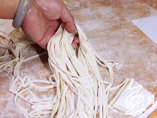 19、冬至美食 打卤面（香菇肉末卤）,切好的面条抖去干粉