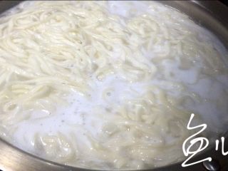 20、冬至美食 打卤面（香菇肉末卤）,水烧开放入面条煮熟