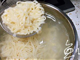21、冬至美食 打卤面（香菇肉末卤）,捞出面条过凉水
