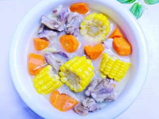9、胡萝卜玉米排骨汤,汤就做好啦。