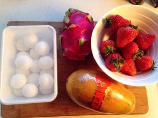 1、椰汁水果汤圆,准备材料