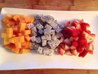 2、椰汁水果汤圆,把水果切成小粒