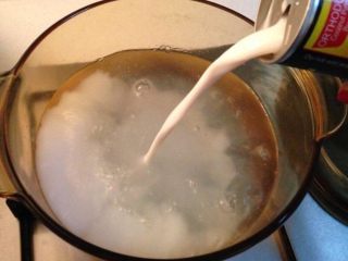 3、椰汁水果汤圆,倒入椰汁