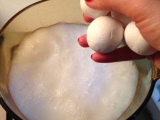 4、椰汁水果汤圆,水开后放汤圆