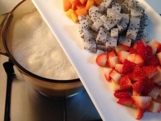 5、椰汁水果汤圆,汤圆煮熟后放入切好的水果粒