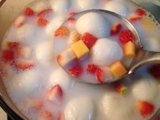 6、椰汁水果汤圆,微微煮开后立即关火