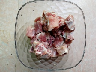 1、荷叶糯米排骨饭,排骨洗干净，滤干水分