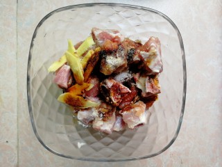 2、荷叶糯米排骨饭,加入几片姜片，胡椒粉，盐，酱油，糖搅拌均匀腌制四小时以上