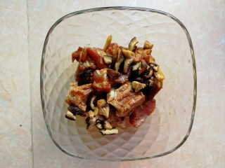 3、荷叶糯米排骨饭,加入泡软，切好的香菇丁