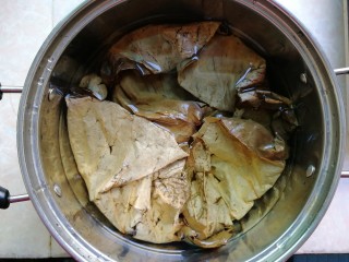 5、荷叶糯米排骨饭,荷叶提前泡半小时，用新鲜的荷叶就洗干净就好