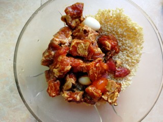 8、荷叶糯米排骨饭,腌制好的排骨加入糯米里，我包粽子多了几个鹌鹑蛋也一起放进去了